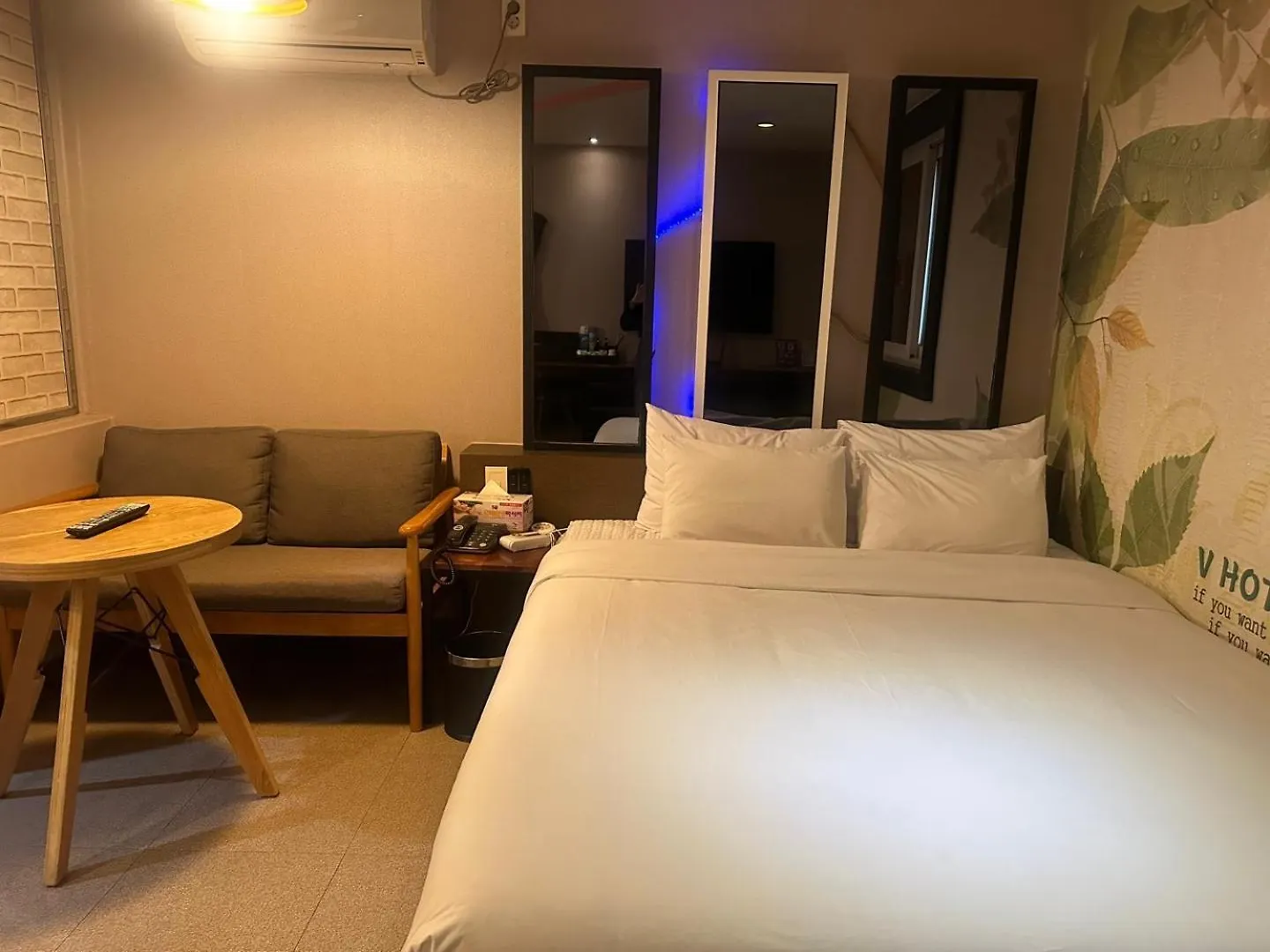 V Motel contacts
